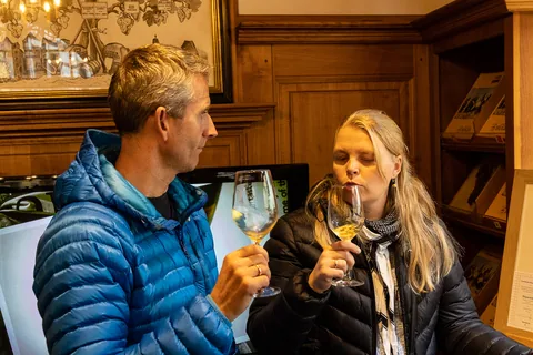 Mens vi venter på at kunne checke ind på Hotel des Berges inden aftenens middag på Aubergee de l'Ill, hygger vi os med en tur rundt i Riquewihr. Turens første vinsmagning hos Hugel, hvor priserne efterhånden er gået amok, men de senthøstede vine fortsat er pengene værd.