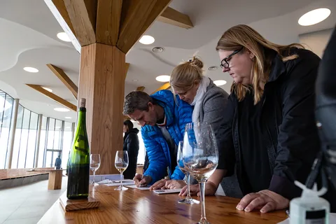 Vinsmagning og storindkøb hos Rolly Gassmann i Rorswihr. Dyb koncentration, for det er sgu vigtigt det her.