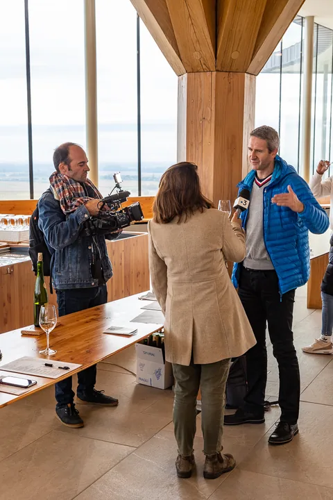 Vinsmagning og storindkøb hos Rolly Gassmann i Rorswihr. Karsten er heller ikke for fin til lige at give et interview på fransk TV, som tilfældigvis er på besøg. Dog ikke på fransk.