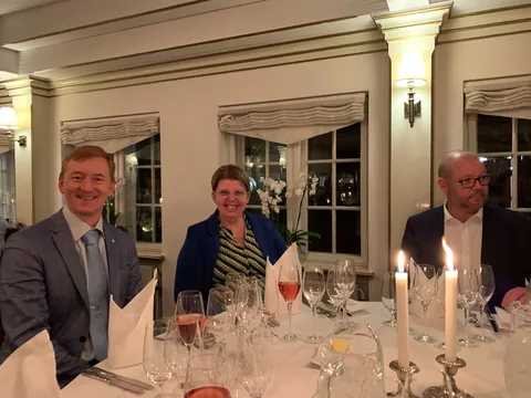 Champagnemiddag på Søllerød Kro sammen med Cathrine, Karsten, Glenn, Lene, Krisse og Olai med Roséchampagner fra Leisner Vine. Søllerød Kro leverer som altid fantastisk mad der matcher champagnerne. Og det blev kun endnu sjovere af at vi var 8 til at dele oplevelsen.