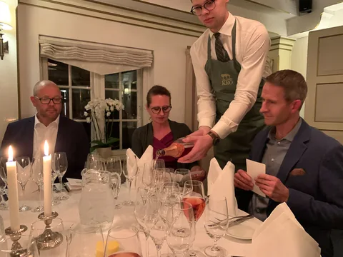 Champagnemiddag på Søllerød Kro sammen med Cathrine, Karsten, Glenn, Lene, Krisse og Olai med Roséchampagner fra Leisner Vine. Søllerød Kro leverer som altid fantastisk mad der matcher champagnerne. Og det blev kun endnu sjovere af at vi var 8 til at dele oplevelsen.