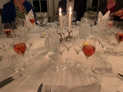 Champagnemiddag på Søllerød Kro sammen med Cathrine, Karsten, Glenn, Lene, Krisse og Olai med Roséchampagner fra Leisner Vine. Søllerød Kro leverer som altid fantastisk mad der matcher champagnerne. Og det blev kun endnu sjovere af at vi var 8 til at dele oplevelsen.