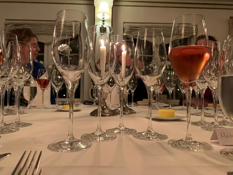 Champagnemiddag på Søllerød Kro sammen med Cathrine, Karsten, Glenn, Lene, Krisse og Olai med Roséchampagner fra Leisner Vine. Søllerød Kro leverer som altid fantastisk mad der matcher champagnerne. Og det blev kun endnu sjovere af at vi var 8 til at dele oplevelsen.