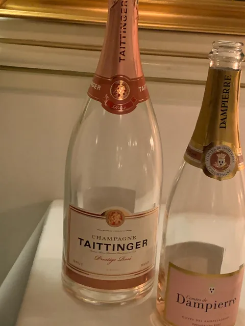 Champagnemiddag på Søllerød Kro sammen med Cathrine, Karsten, Glenn, Lene, Krisse og Olai med Roséchampagner fra Leisner Vine. Søllerød Kro leverer som altid fantastisk mad der matcher champagnerne. Og det blev kun endnu sjovere af at vi var 8 til at dele oplevelsen.