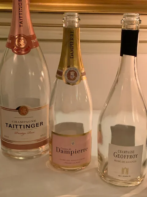 Champagnemiddag på Søllerød Kro sammen med Cathrine, Karsten, Glenn, Lene, Krisse og Olai med Roséchampagner fra Leisner Vine. Søllerød Kro leverer som altid fantastisk mad der matcher champagnerne. Og det blev kun endnu sjovere af at vi var 8 til at dele oplevelsen.