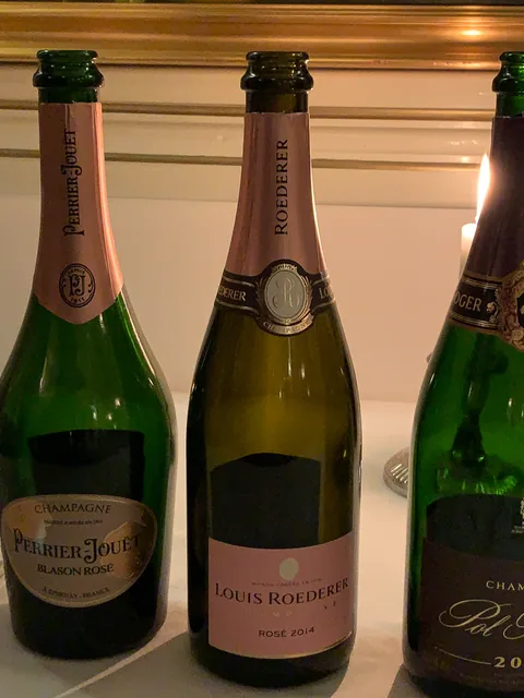 Champagnemiddag på Søllerød Kro sammen med Cathrine, Karsten, Glenn, Lene, Krisse og Olai med Roséchampagner fra Leisner Vine. Søllerød Kro leverer som altid fantastisk mad der matcher champagnerne. Og det blev kun endnu sjovere af at vi var 8 til at dele oplevelsen.