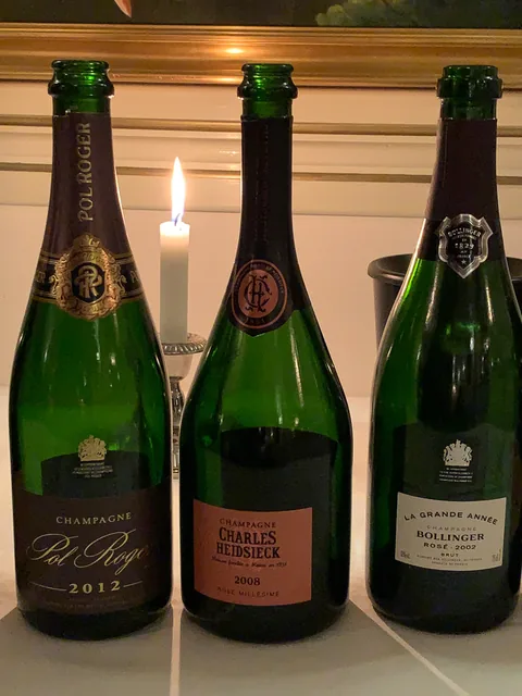Champagnemiddag på Søllerød Kro sammen med Cathrine, Karsten, Glenn, Lene, Krisse og Olai med Roséchampagner fra Leisner Vine. Søllerød Kro leverer som altid fantastisk mad der matcher champagnerne. Og det blev kun endnu sjovere af at vi var 8 til at dele oplevelsen.