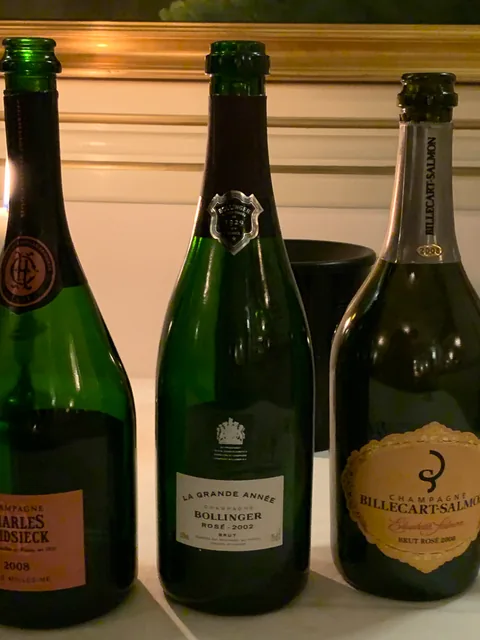 Champagnemiddag på Søllerød Kro sammen med Cathrine, Karsten, Glenn, Lene, Krisse og Olai med Roséchampagner fra Leisner Vine. Søllerød Kro leverer som altid fantastisk mad der matcher champagnerne. Og det blev kun endnu sjovere af at vi var 8 til at dele oplevelsen.
