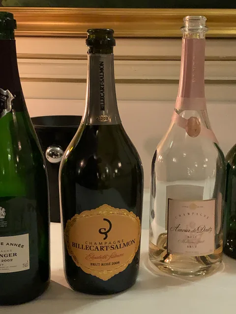Champagnemiddag på Søllerød Kro sammen med Cathrine, Karsten, Glenn, Lene, Krisse og Olai med Roséchampagner fra Leisner Vine. Søllerød Kro leverer som altid fantastisk mad der matcher champagnerne. Og det blev kun endnu sjovere af at vi var 8 til at dele oplevelsen.