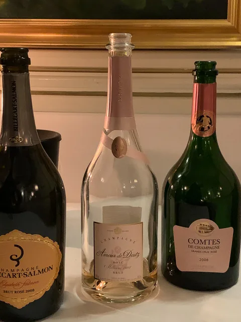 Champagnemiddag på Søllerød Kro sammen med Cathrine, Karsten, Glenn, Lene, Krisse og Olai med Roséchampagner fra Leisner Vine. Søllerød Kro leverer som altid fantastisk mad der matcher champagnerne. Og det blev kun endnu sjovere af at vi var 8 til at dele oplevelsen.