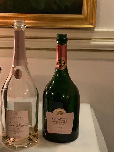 Champagnemiddag på Søllerød Kro sammen med Cathrine, Karsten, Glenn, Lene, Krisse og Olai med Roséchampagner fra Leisner Vine. Søllerød Kro leverer som altid fantastisk mad der matcher champagnerne. Og det blev kun endnu sjovere af at vi var 8 til at dele oplevelsen.