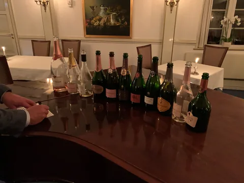 Champagnemiddag på Søllerød Kro sammen med Cathrine, Karsten, Glenn, Lene, Krisse og Olai med Roséchampagner fra Leisner Vine. Søllerød Kro leverer som altid fantastisk mad der matcher champagnerne. Og det blev kun endnu sjovere af at vi var 8 til at dele oplevelsen.
