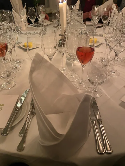 Champagnemiddag på Søllerød Kro sammen med Cathrine, Karsten, Glenn, Lene, Krisse og Olai med Roséchampagner fra Leisner Vine. Søllerød Kro leverer som altid fantastisk mad der matcher champagnerne. Og det blev kun endnu sjovere af at vi var 8 til at dele oplevelsen.