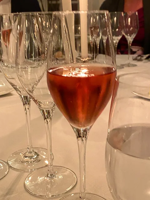 Champagnemiddag på Søllerød Kro sammen med Cathrine, Karsten, Glenn, Lene, Krisse og Olai med Roséchampagner fra Leisner Vine. Søllerød Kro leverer som altid fantastisk mad der matcher champagnerne. Og det blev kun endnu sjovere af at vi var 8 til at dele oplevelsen.