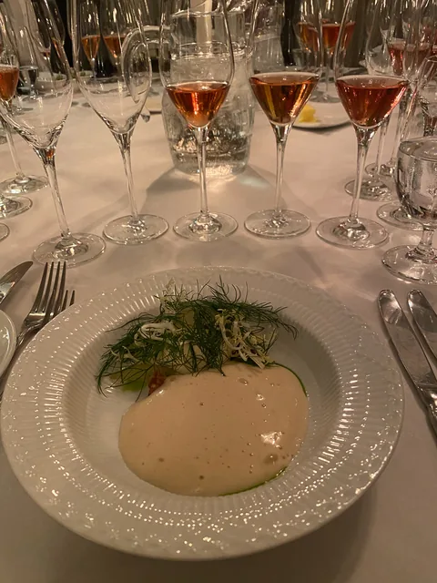 Champagnemiddag på Søllerød Kro sammen med Cathrine, Karsten, Glenn, Lene, Krisse og Olai med Roséchampagner fra Leisner Vine. Søllerød Kro leverer som altid fantastisk mad der matcher champagnerne. Og det blev kun endnu sjovere af at vi var 8 til at dele oplevelsen.