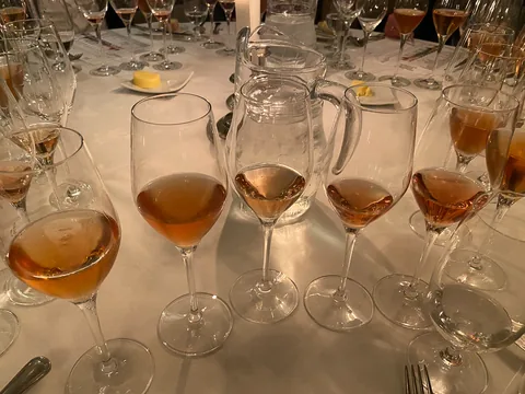 Champagnemiddag på Søllerød Kro sammen med Cathrine, Karsten, Glenn, Lene, Krisse og Olai med Roséchampagner fra Leisner Vine. Søllerød Kro leverer som altid fantastisk mad der matcher champagnerne. Og det blev kun endnu sjovere af at vi var 8 til at dele oplevelsen.