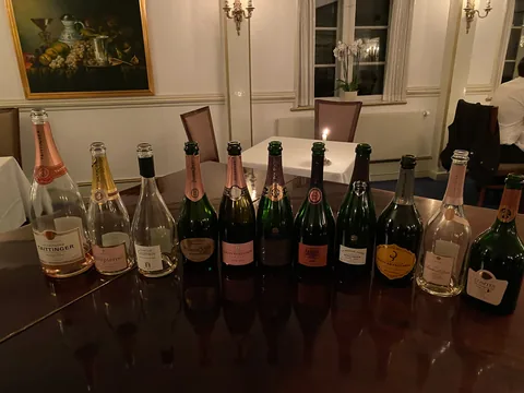 Champagnemiddag på Søllerød Kro sammen med Cathrine, Karsten, Glenn, Lene, Krisse og Olai med Roséchampagner fra Leisner Vine. Søllerød Kro leverer som altid fantastisk mad der matcher champagnerne. Og det blev kun endnu sjovere af at vi var 8 til at dele oplevelsen.