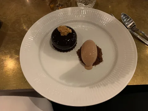 Årets sidste restaurantbesøg med Glenn og Lene, turen gik til Restaurant Palægade, hvor Lene og Rikke hoppede på Julefrokostmenuen, og Glenn og Michael gik efter deres 5 retters menu. Dertil lidt forskellige øl.